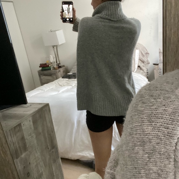 Gray turtleneck sweating with tailored stitching - Picture 11 of 11